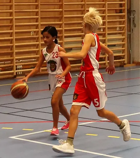 Batalj i Rotebro gamla - tjejerna stänkte i massor med poäng!