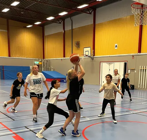 Tjejerna sjunger för Freja, bollning och coola moves med Calle, spel samt lite dunkshow.