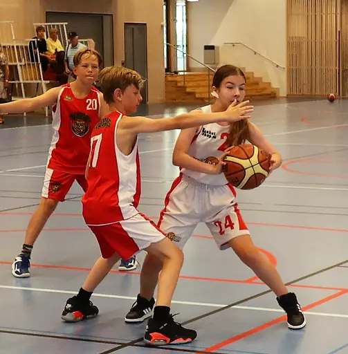 Supertjejerna besegrade Vibys P10 i första matchen för säsongen