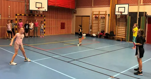 Brännboll som uppvärmning! F10s långkastarmästarinna: Louise!