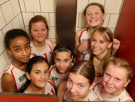 Supertjejerna kämpar bra mot Uppsala