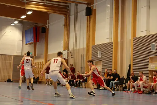 Herrarna har lite oflyt i Edsbergshallen