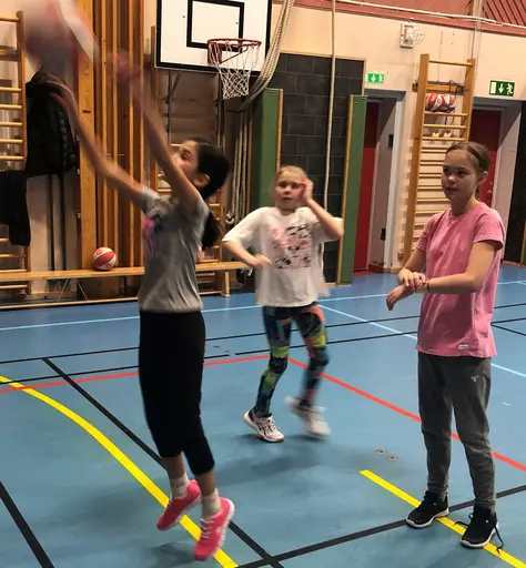 Supertjejerna is back! Uppvärmning, elvan, Laban samt fika som avslutning!
