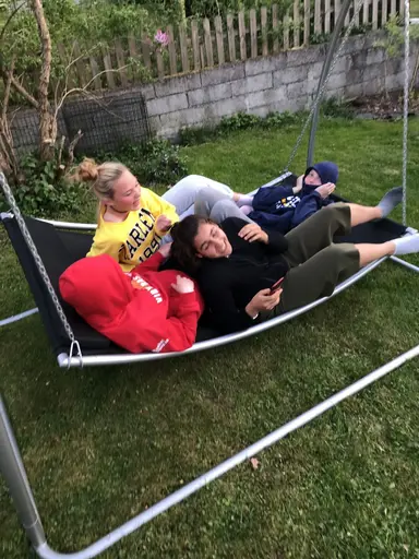 19/5-2018: Fantastiska 04orna överraskade Amelie o Elin med en supermysig picknick hos T där ALLA var med. Plus att de fick lite presenter också. Otroligt mysig kväll!