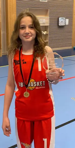 Supertjejerna med medaljerna, Nellie (o Teodora) årets ungdomscoach, Lisa fick ta emot Pers pris.
