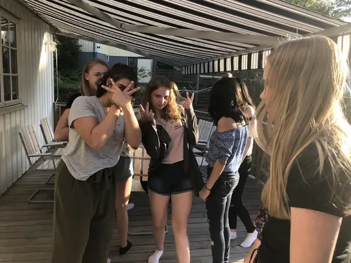 19/5-2018: Fantastiska 04orna överraskade Amelie o Elin med en supermysig picknick hos T där ALLA var med. Plus att de fick lite presenter också. Otroligt mysig kväll!