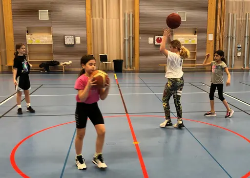För att aktivera supertjejerna lite i påskhelgen körde vi en speciell Påsklovsträning