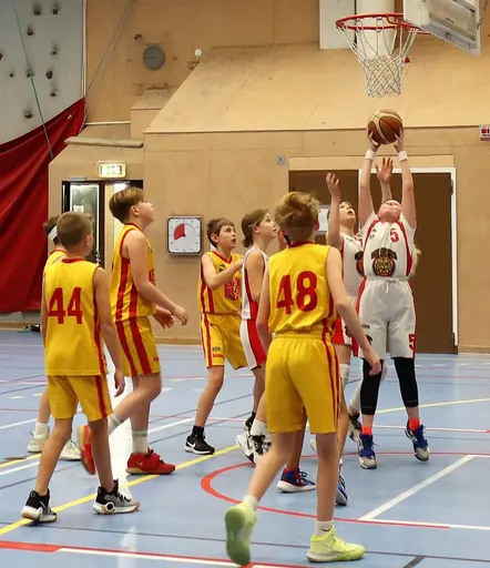 Full fart i Gamla Rotebrohallen mot Åkersbergas P10
