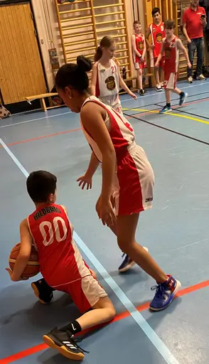Högt tempo i Runan! Supertjejerna bjöd på ett kompakt försvar och ett flygande anfallsspel!