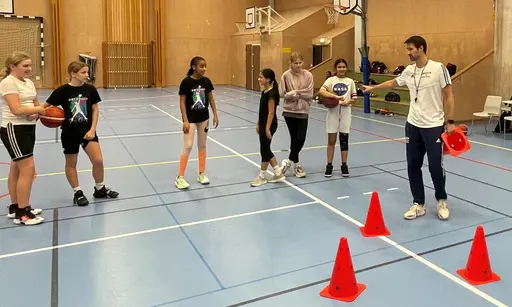 Vår chefstränare Mats Levin gästade med massor av roliga (o nyttiga!) övningar - superuppskattat av supertjejerna!!