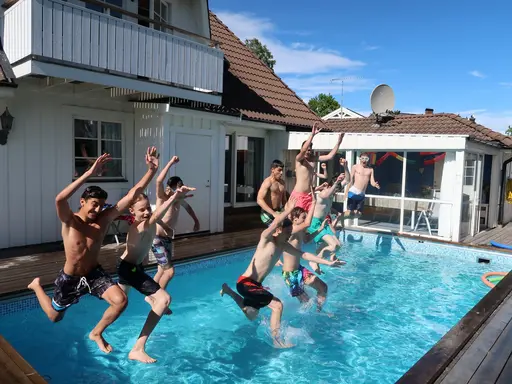 11 grabbar flyger i poolen! (Juni 2017)
