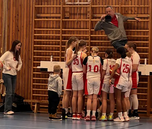 Tjejerna sjunger för Melissa som precis spelat sin första match i Vibytröjan
