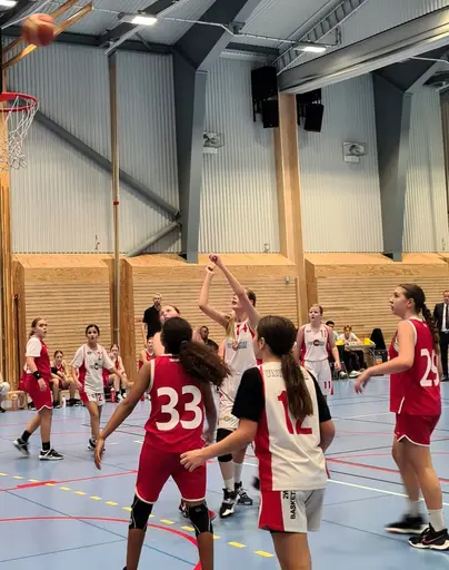 Vita laget - Guldtjejerna - in action mot Duvbo i finalen i Sigtuna i semin!
