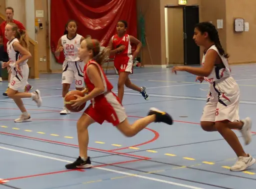 Lisa gör en vänsterlayup