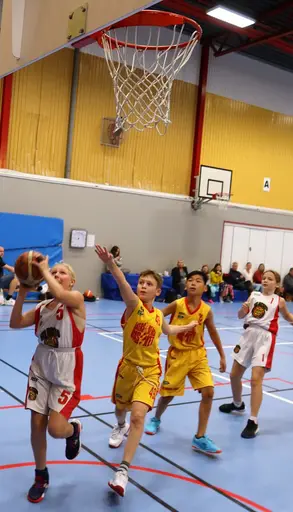 Tuffa tag i Häggvikshallen mot Vibys o Åkersbergas P10.