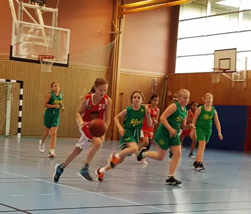 Intensivt för supertjejerna i Sollentuna Sporthall mot Alvik! (foto: Magdalena Olofsson)