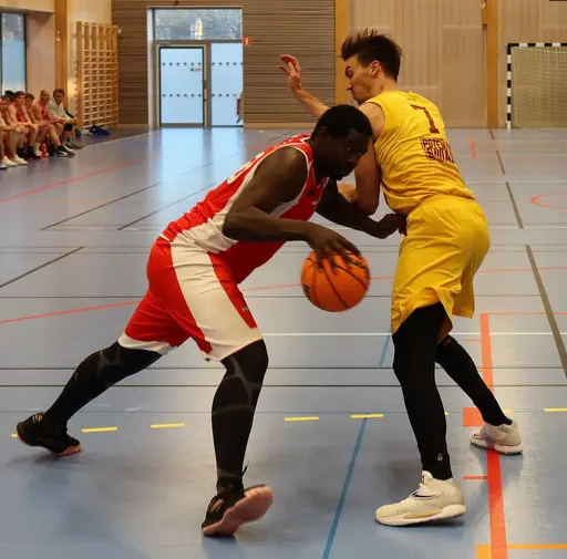 Mike snurrar upp sin gubbe helt o lägger i 2 p (mot Central i April 22)