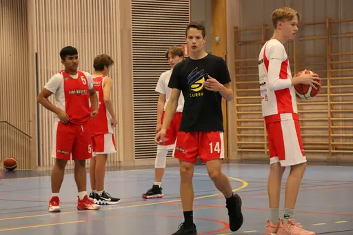 Samling och taktiksnack inför Blackebergs Basket Cup, september 2022