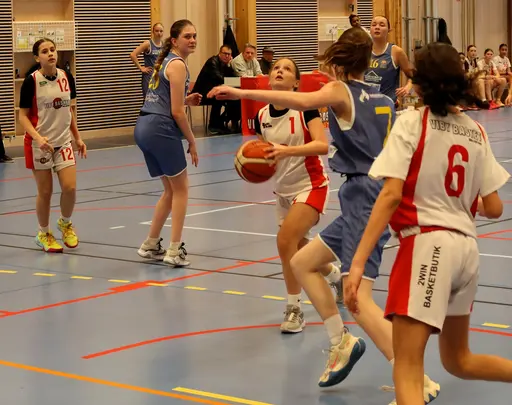 Röda laget storsegrade först mot Västerås i F09 1/8-final och sedan mot AIK i F10 i kvartsfinal.