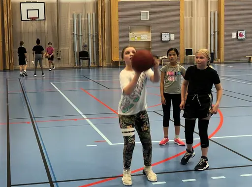 För att aktivera supertjejerna lite i påskhelgen körde vi en speciell Påsklovsträning