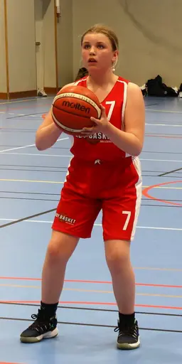 Elin, Emma, Engla, Freja, Nike och Siri skjuter straffar
