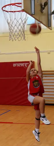 Nevena gör en perfekt vänsterlayup med vänsterhanden 😊 (mot Akropol)