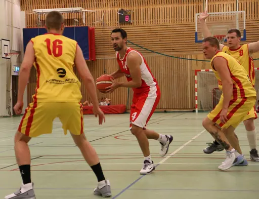 Mats Levin - snabbast av alla, bolltrollar och fintar 3 motståndare! (Fotograf Mats Anderson)