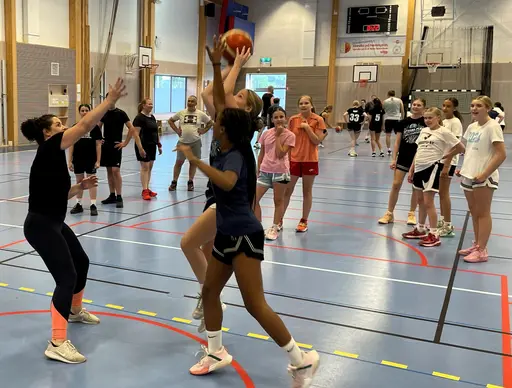 Uppvärmning med Fight och passningsövning
