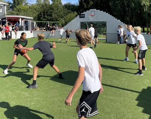 Supertjejerna spelar 3 mot 3 i sommarsolen på Vibyplanen!