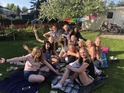 19/5-2018: Fantastiska 04orna överraskade Amelie o Elin med en supermysig picknick hos T där ALLA var med. Plus att de fick lite presenter också. Otroligt mysig kväll!