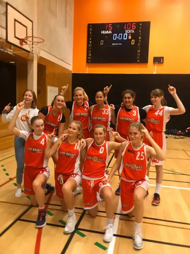 30/10-2019: I lördags spelade Viby 04 (förstärkt med 05) en match som vi sen kommer glömma! Genom fantastiskt lagspel och tempo gjorde de för första gången över 100 poäng! 
