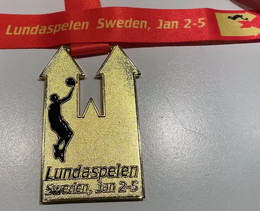 Snygg guldpokal och guldmedalj