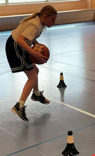 På matchfria helgdagar kör vi "Skotträning special"; mycket teknik o detaljer samt Beat-the-Pro (Se särskild tab)