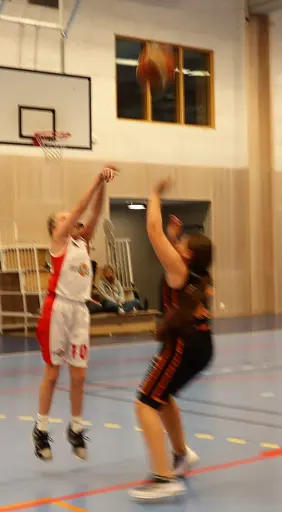 Vita laget besegrar FUBB
