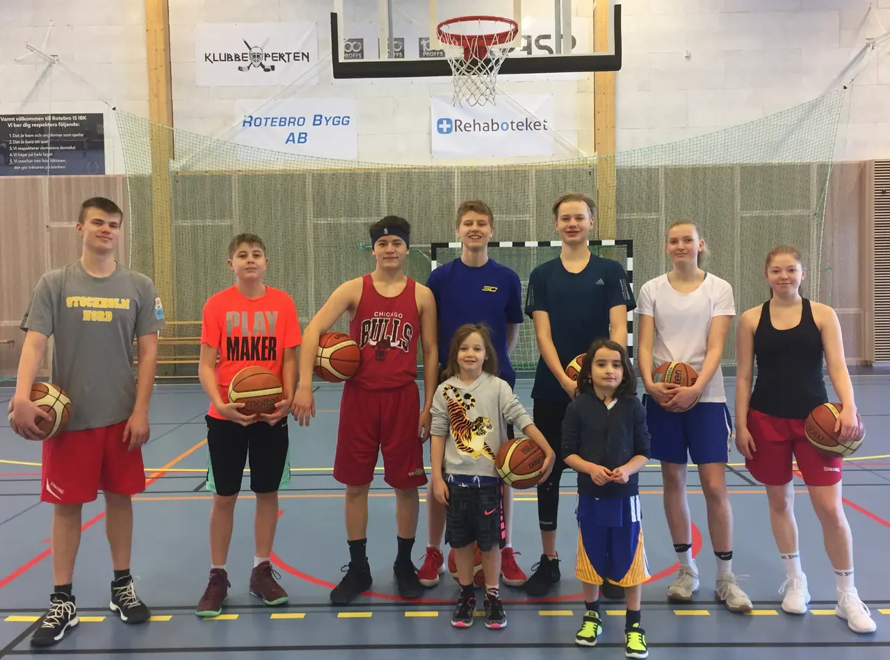 Några av sportlovsdeltagarna - med 2 st små extrasupporters!