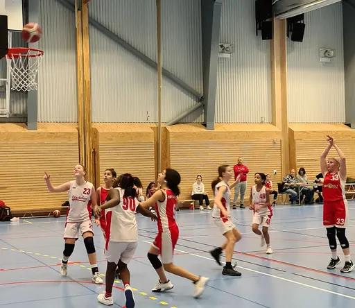 Supertjejerna tar en ny seger mot Blacke Nälsta