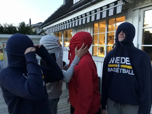 19/5-2018: Fantastiska 04orna överraskade Amelie o Elin med en supermysig picknick hos T där ALLA var med. Plus att de fick lite presenter också. Otroligt mysig kväll!