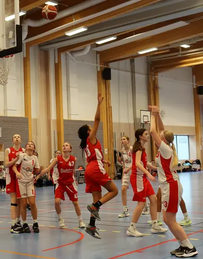 Supertjejerna avslutar gruppspelet med seger mot Blacke Röd