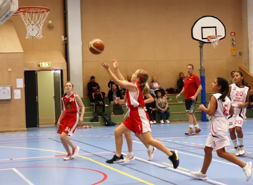 Lisa gör en vänsterlayup