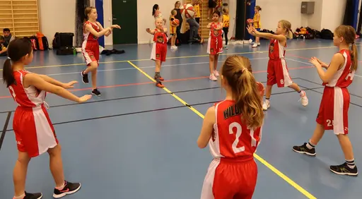 Supertjejerna visar fin-fin teknik i passningsuppvärmningen (Tips, klicka på första Bilden o bläddra sen med högerpil så ser du bollbanan)
