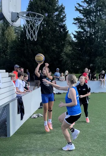Supertjejerna spelar 3 mot 3 i sommarsolen på Vibyplanen!