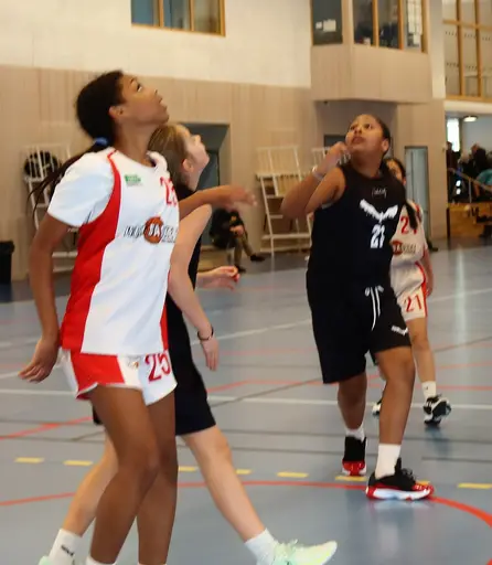 Supertjejerna i Vita laget vinner en jämn fight mot Frysen