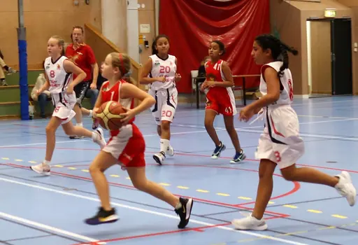 Lisa gör en vänsterlayup