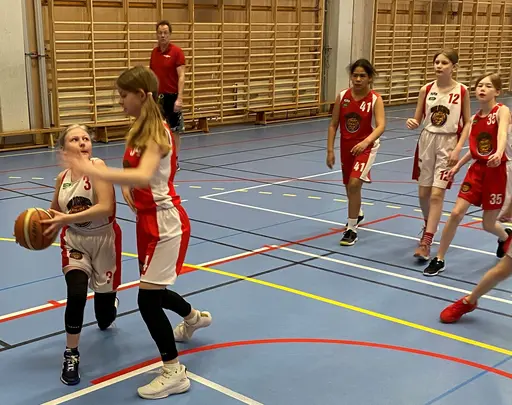 Tanken var att vi skulle spela 2 matcher mot F09 men tyvärr kom deras spelare bara till 1