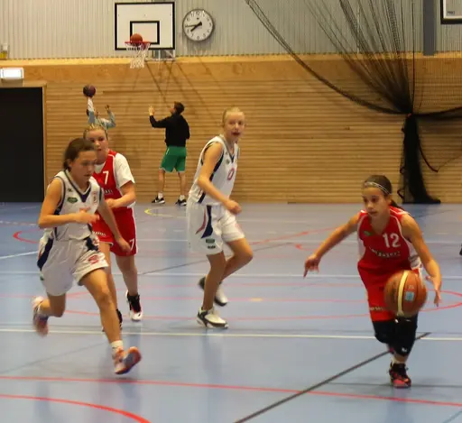 Supertjejerna var indelade i 2 jämna lag som båda tog A-Brons!
