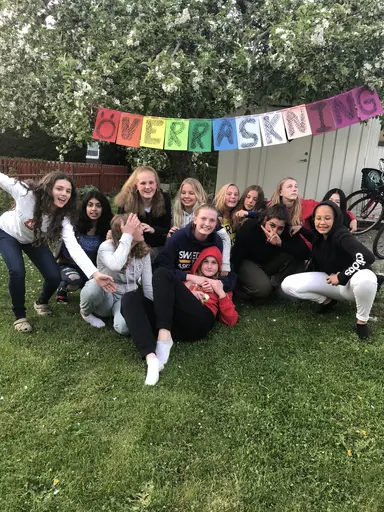19/5-2018: Fantastiska 04orna överraskade Amelie o Elin med en supermysig picknick hos T där ALLA var med. Plus att de fick lite presenter också. Otroligt mysig kväll!