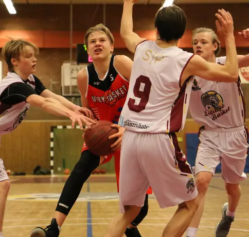 Josias tar sig förbi 3 Lidingöspelare (Fotograf Mats Anderson)