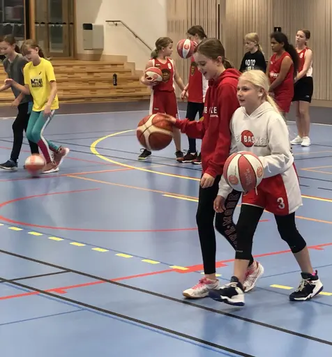 Enda lilla fördelen i Coronatider - vi får träna i stora fina Edsbergshallen!