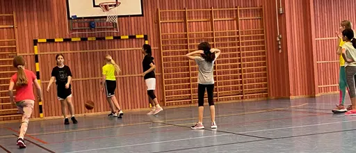 8-10 glada F10-tjejer med ett gäng P10 tränade dagligen under  påsklovet. Fikaavslutning!