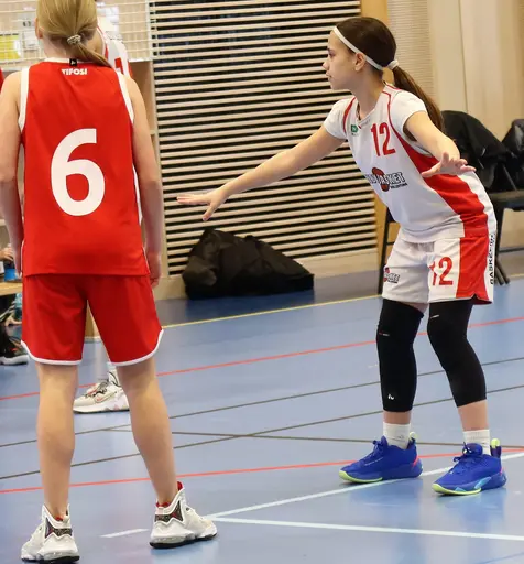 Supertjejerna besegrar Duvbo i premiärmatchen för Stockholmsslutspelet